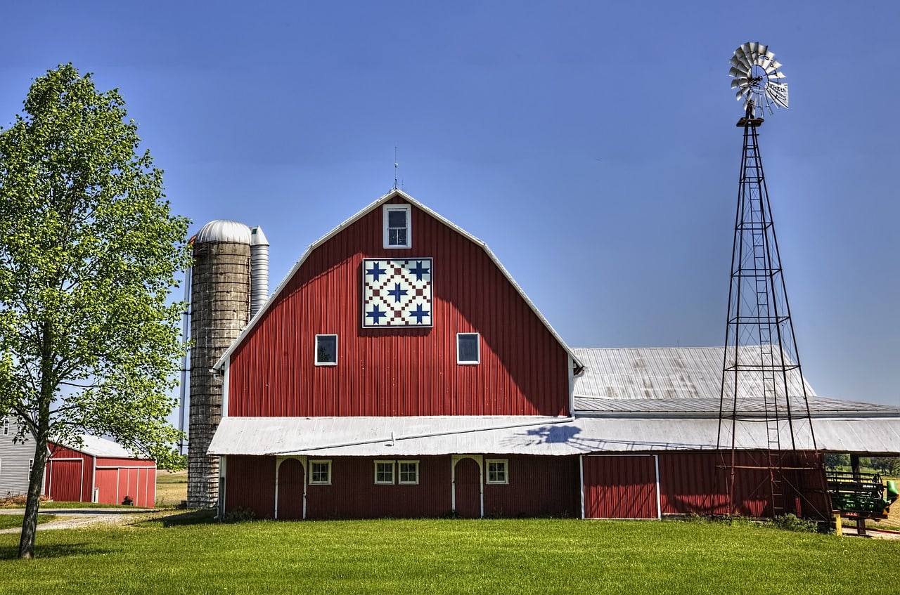 barn quilt on barn